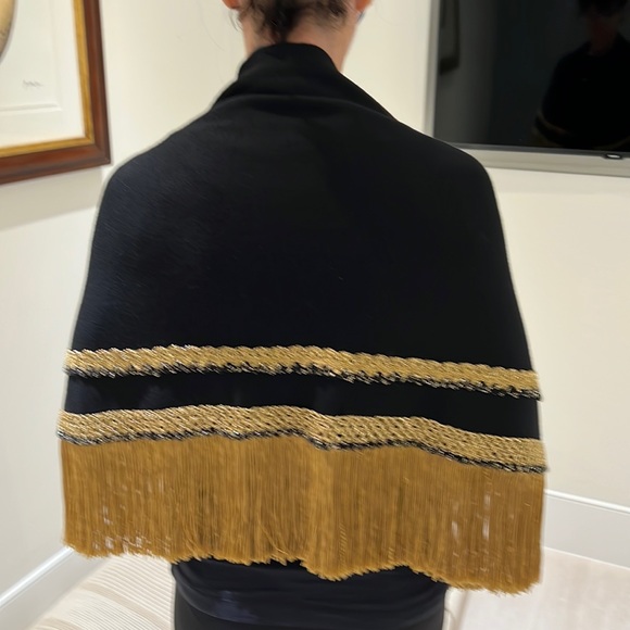 Vintage Austrian Black & Gold Shawl with Pattern and Fringe 100% virgin wool - Picture 16 of 16